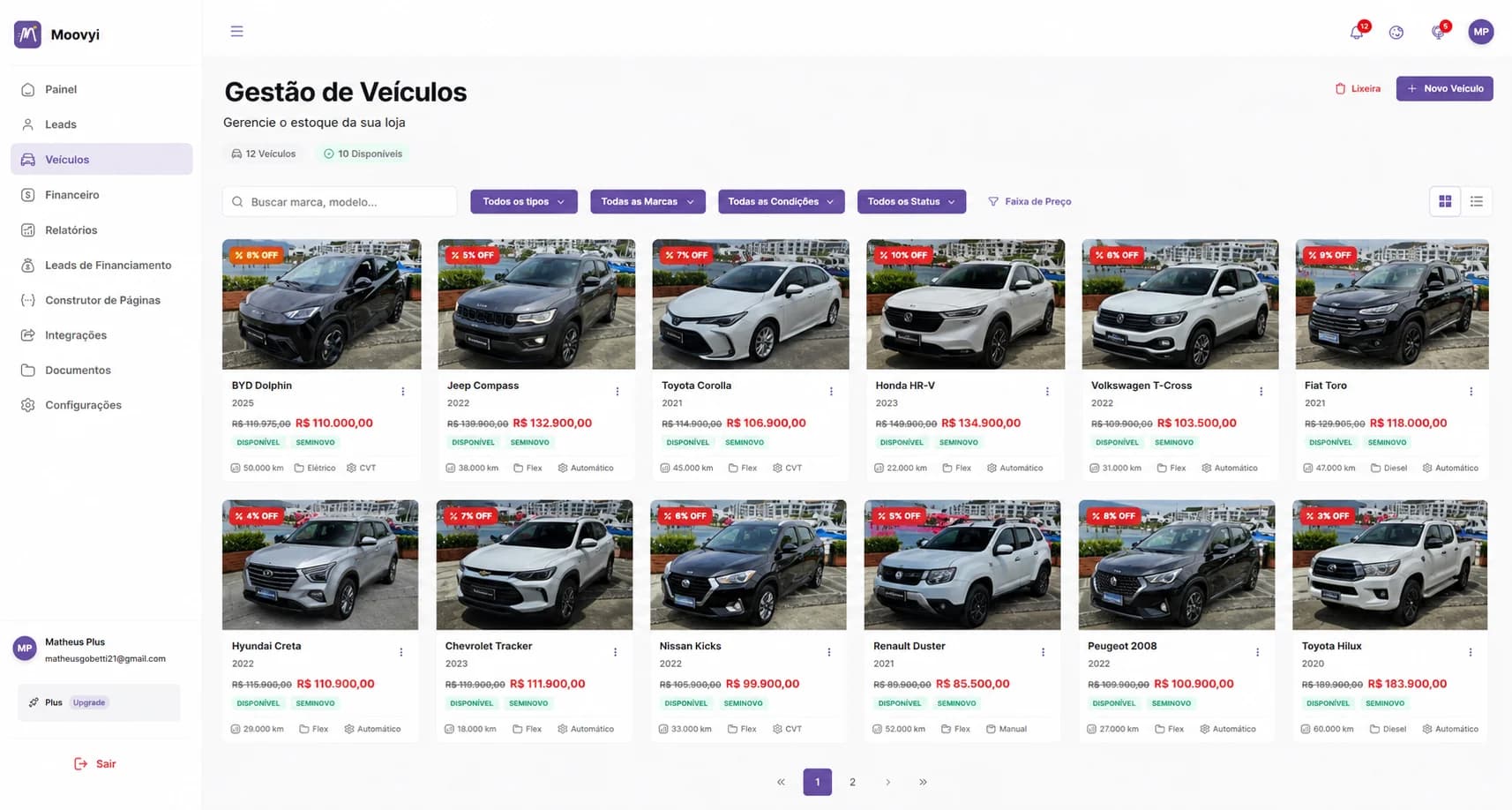 Tela de gestão de estoque da Moovyi mostrando a lista de veículos com fotos, preços e status de cada carro